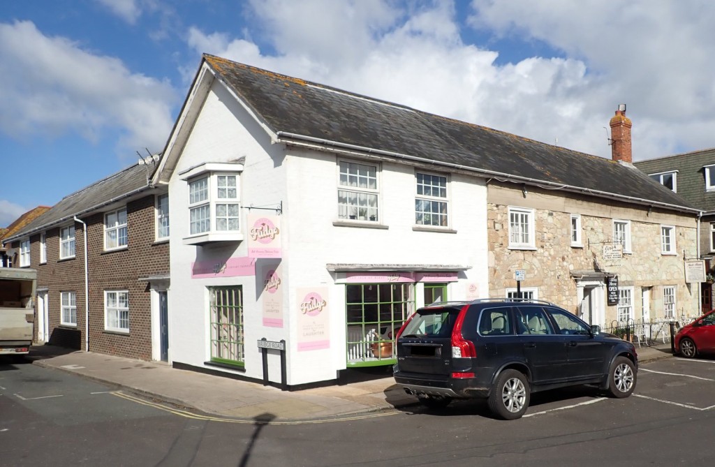 Lot: 41 - COMMERCIAL INVESTMENT WITH SHARE OF FREEHOLD - Outside view of building